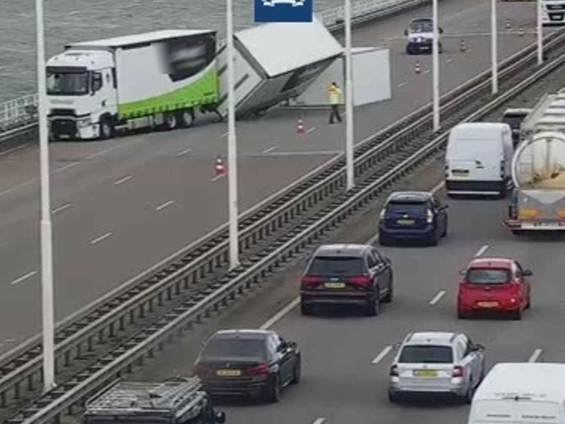 Vrachtwagen kantelt op Moerdijkbrug door harde wind.