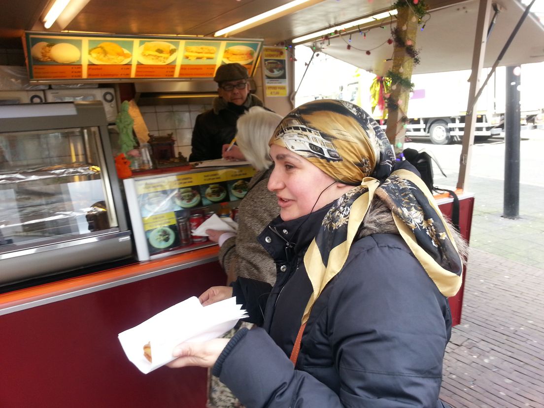 Handtekeningenlijst voor behoud van de geplaagde Vietnamees Tran  wordt door jong en oud uit alle bevolkingslagen en gezindten getekend