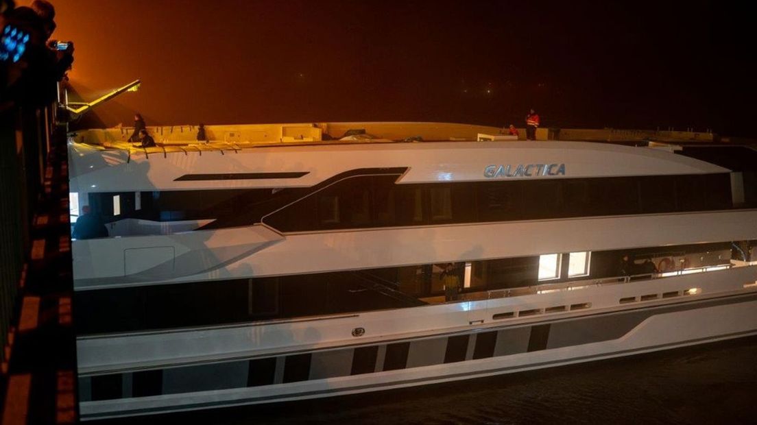 Het superjacht is ook eindelijk de brug bij Heusden voorbij.