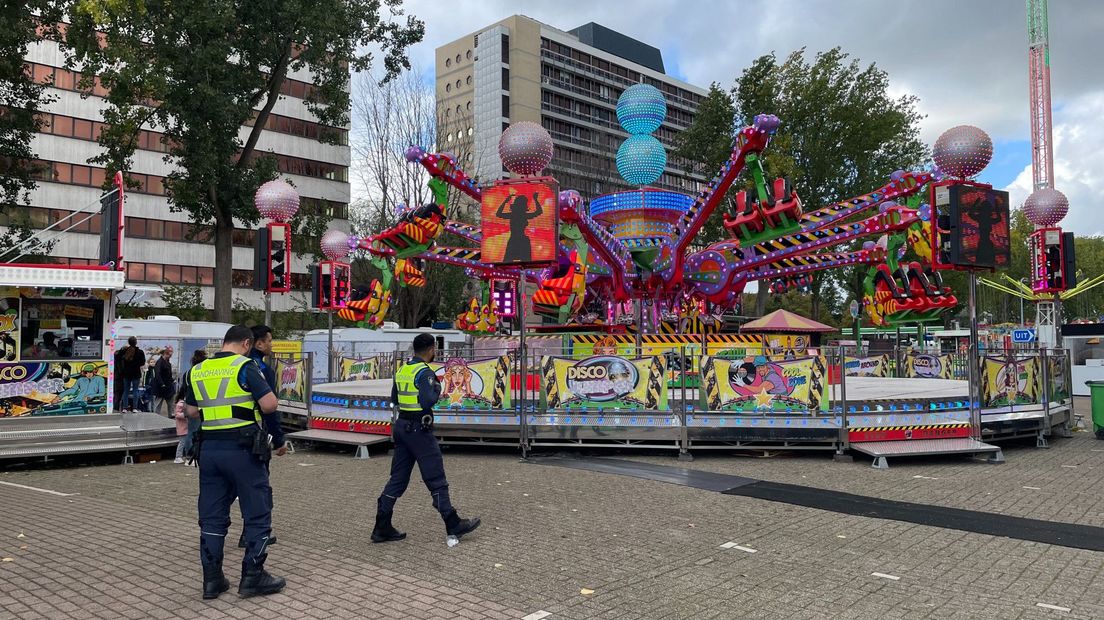 Handhavers op de kermis in Rijswijk I