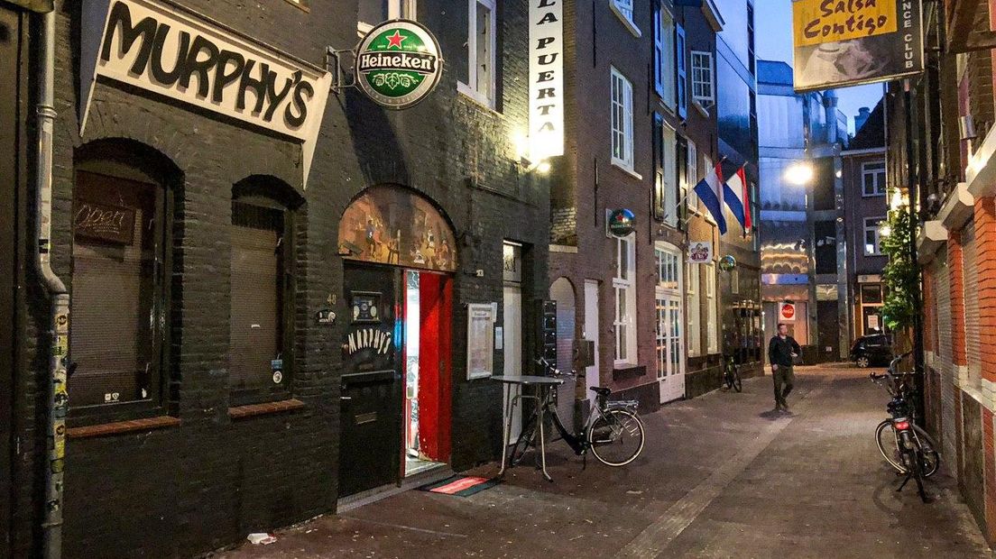 De gesloten cafés in de Arnhemse Varkensstraat.