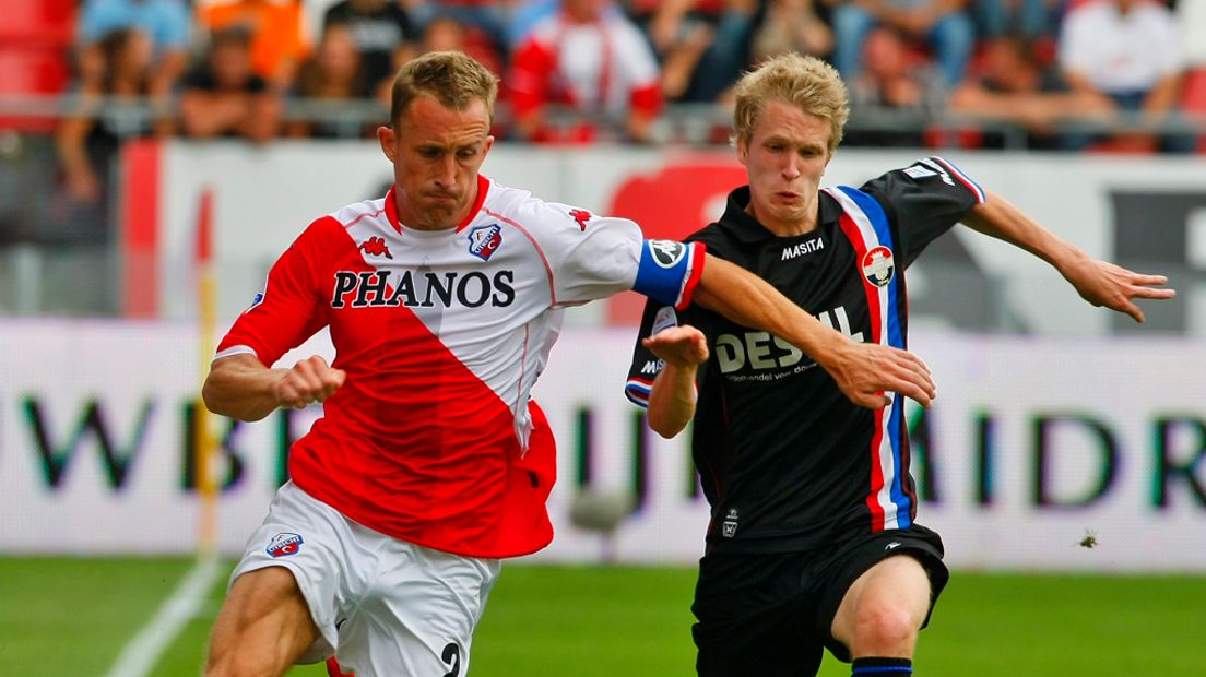 Waalkens (rechts) anno 2009 in het shirt van Willem II tegen FC Utrecht-speler Cornelisse.