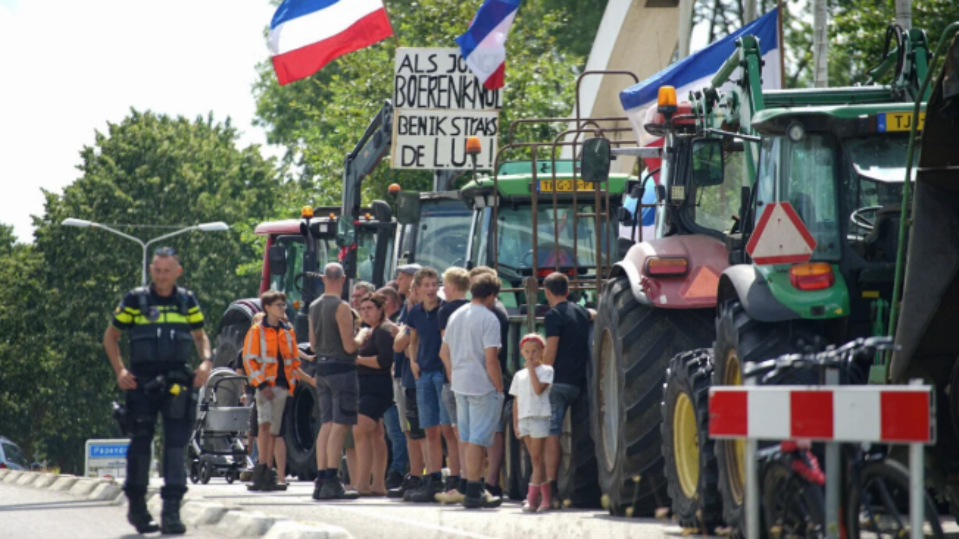 Zo'n tien tot vijftien trekkers stonden op het viaduct boven de A15.