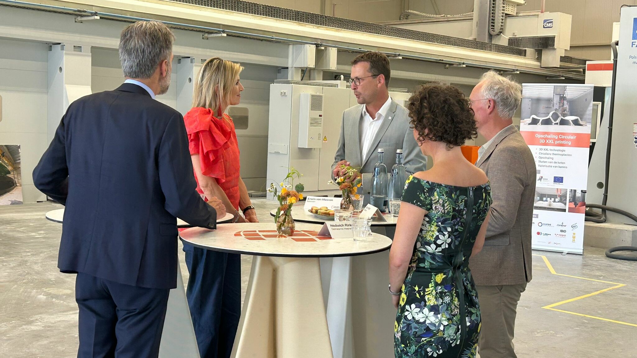 Keninginne Máxima yn petear mei belutsenen en meiwurkers by Nedcam