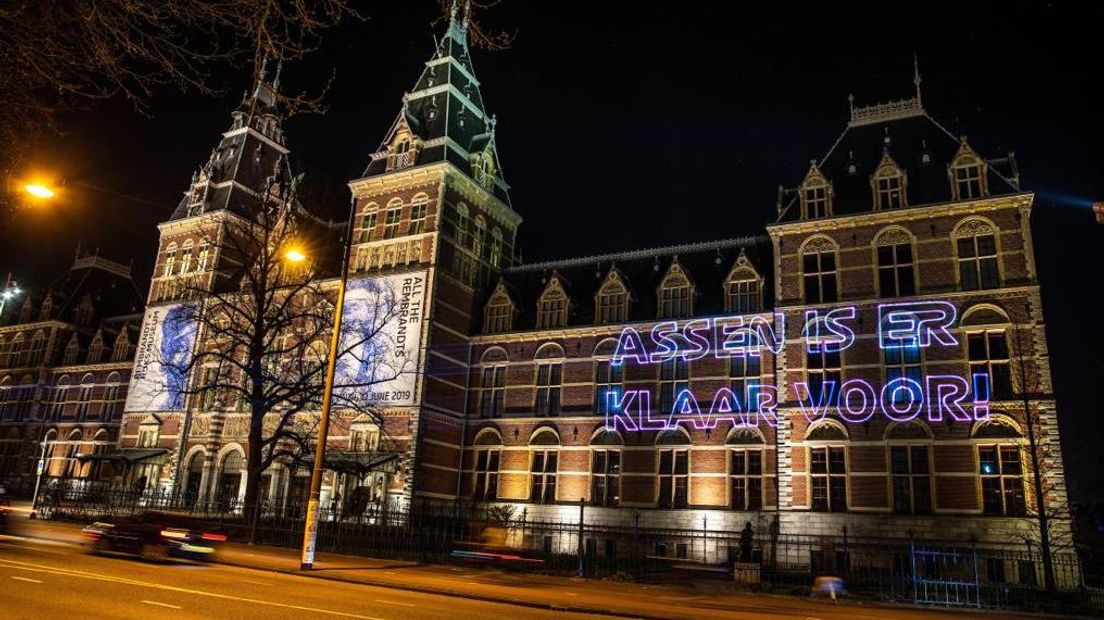 De teksten prijken op verschillende gebouwen  in Amsterdam en Zandvoort (Rechten: Businessclub Dutch Grand Prix Assen 2020)
