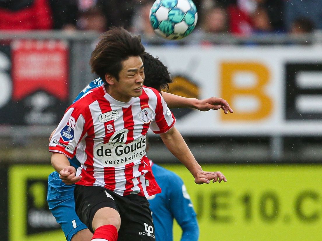 Koki Saito vecht voor iedere meter tegen PSV.