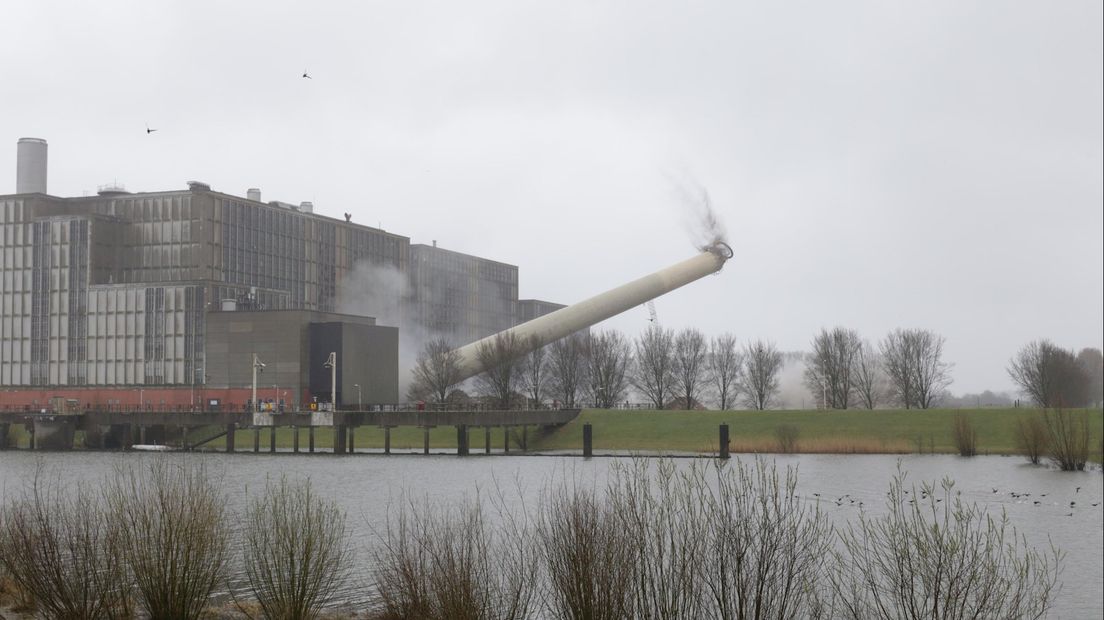 De pijpen van de IJsselcentrale in Zwolle worden opgeblazen