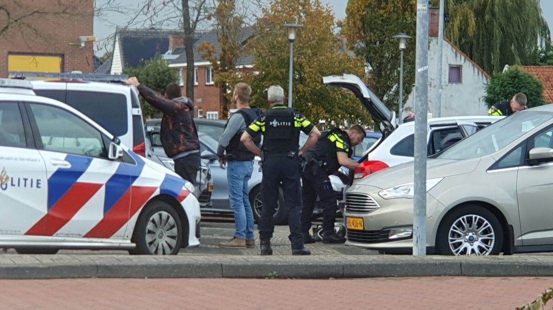 De politie houdt verdachten aan op parkeerplaats in Scheemda