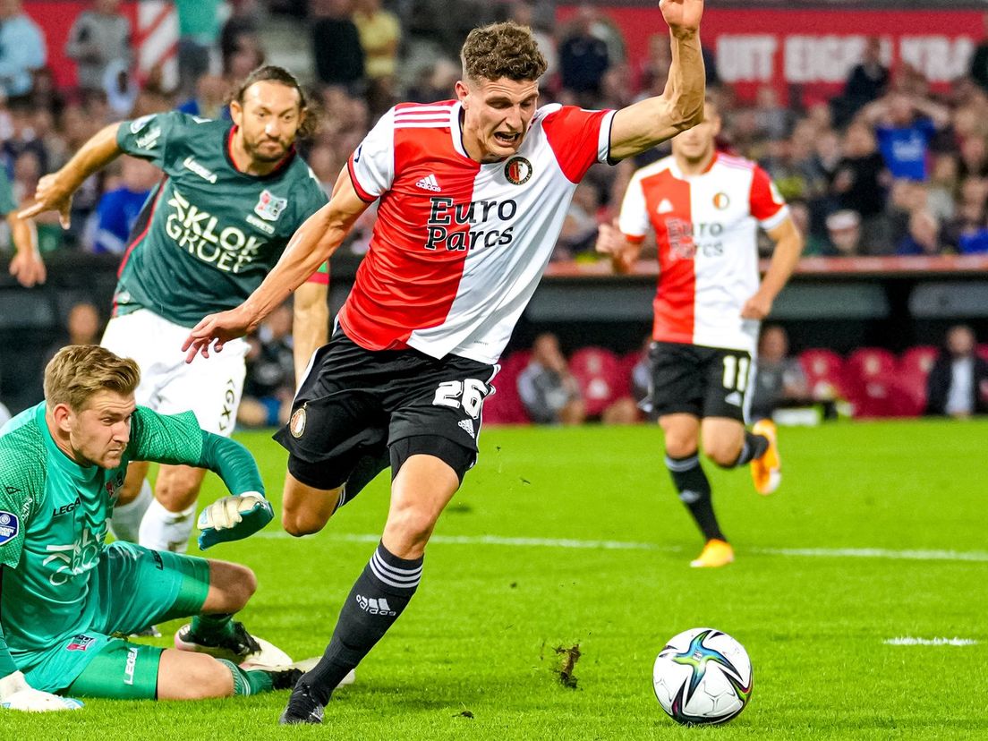 Guus Til wordt gevloerd door NEC-doelman Mattijs Branderhorst: strafschop voor Feyenoord