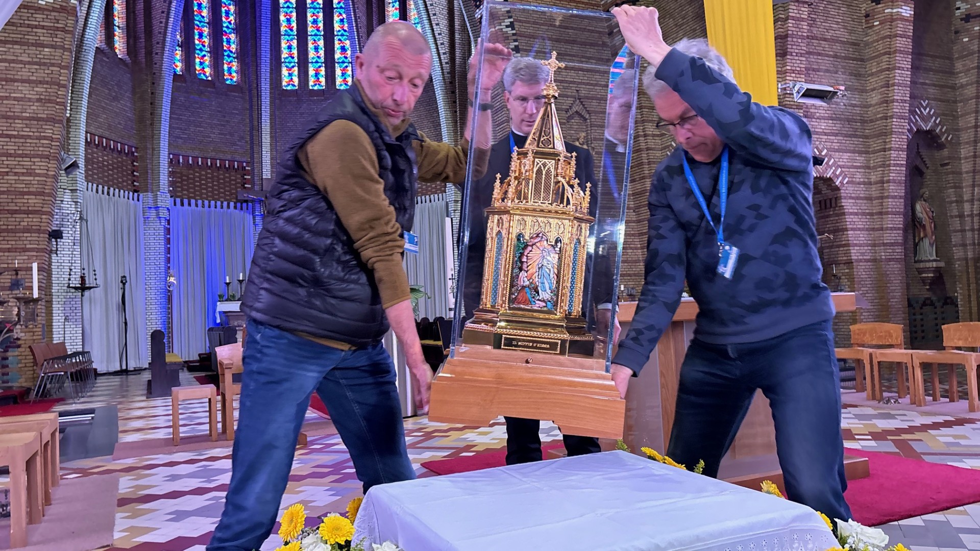 De skrijn wurdt yn de tsjerke set