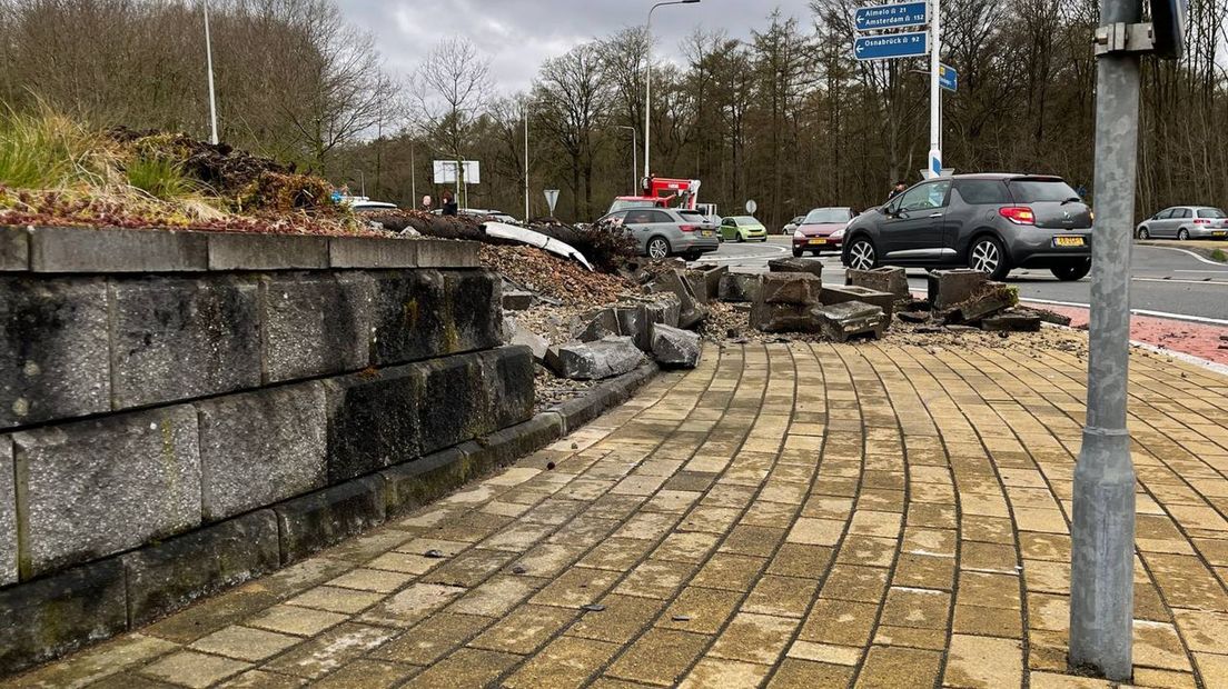 Rotonde Oldenzaal zwaar beschadigd na ongeluk