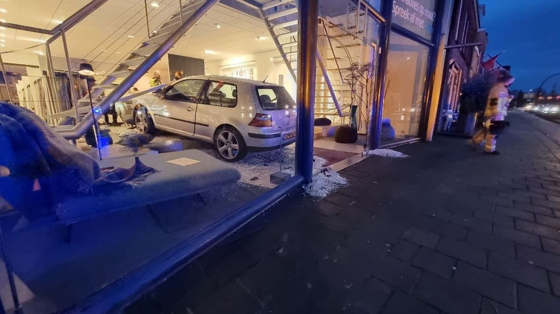 Auto knalt door glazen pui van woonwinkel in Hengelo