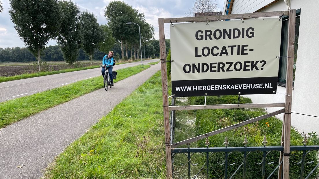 Protestbord tegen de woonvorm in Harkstede