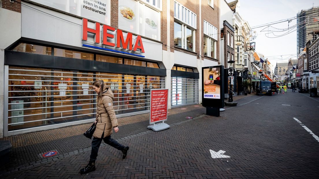 Een lege winkelstraat in Utrecht.