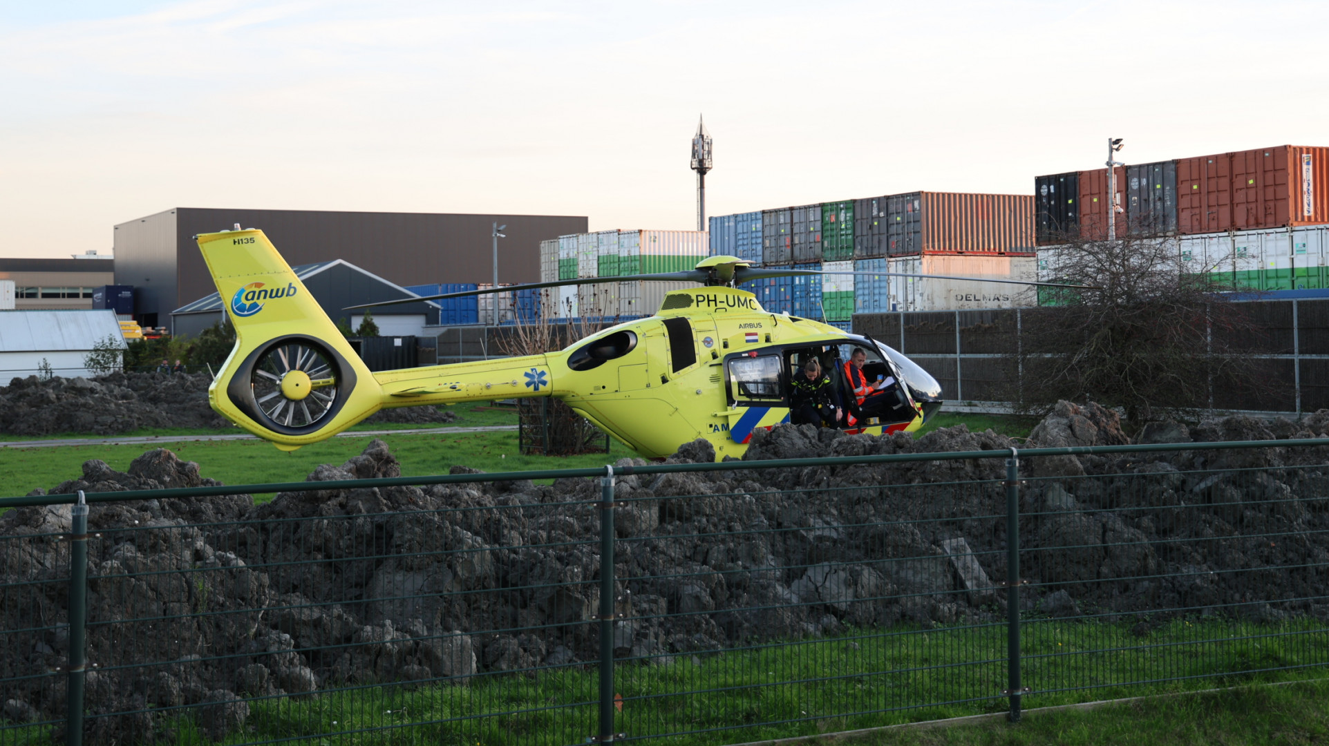 Ongeluk op kartbaan, slachtoffer komt met hoofddoek vast te zitten.