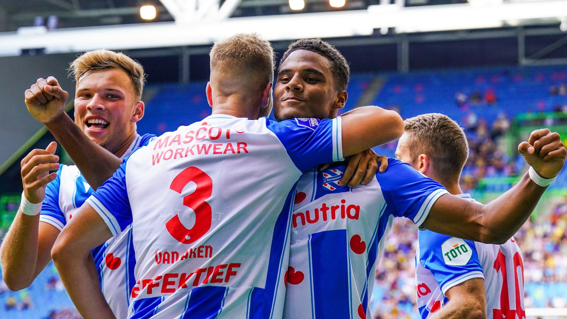 Amin Sarr blij na zijn doelpunt
