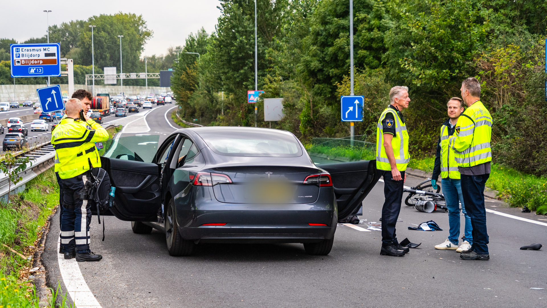De fietser moest na het ongeluk naar het ziekenhuis.