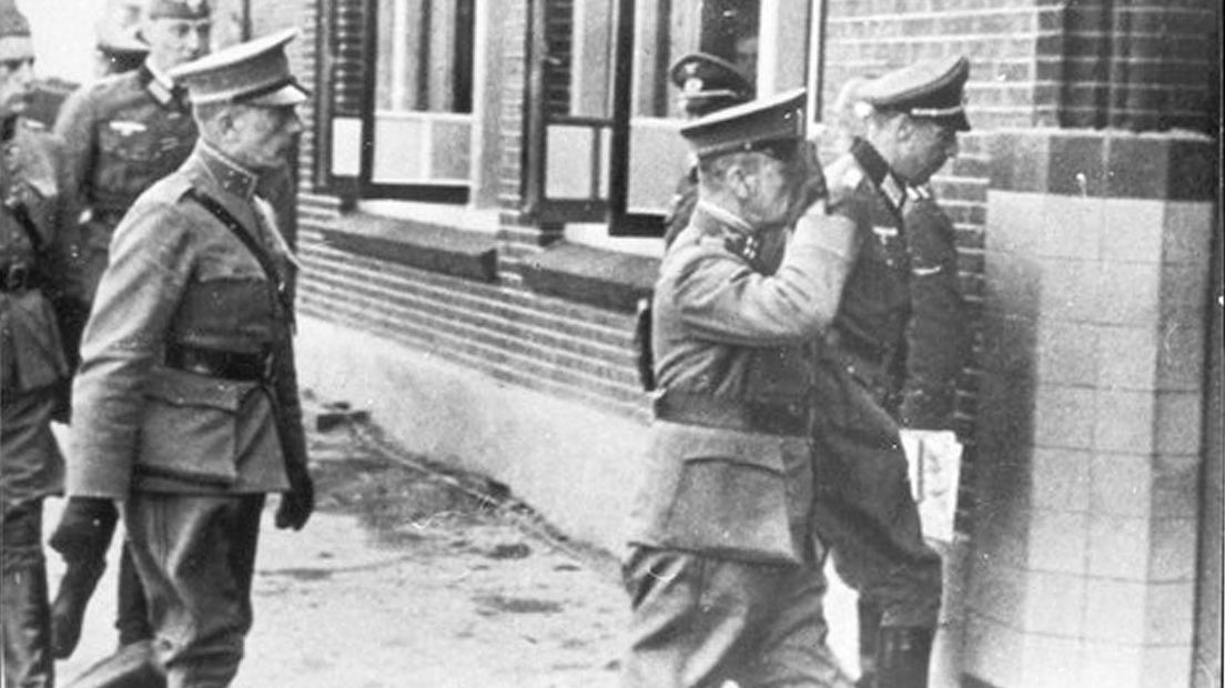Generaal Winkelman betreedt het schoolgebouw in Rijsoord waar hij de overgave zal tekenen, 15 mei 1940