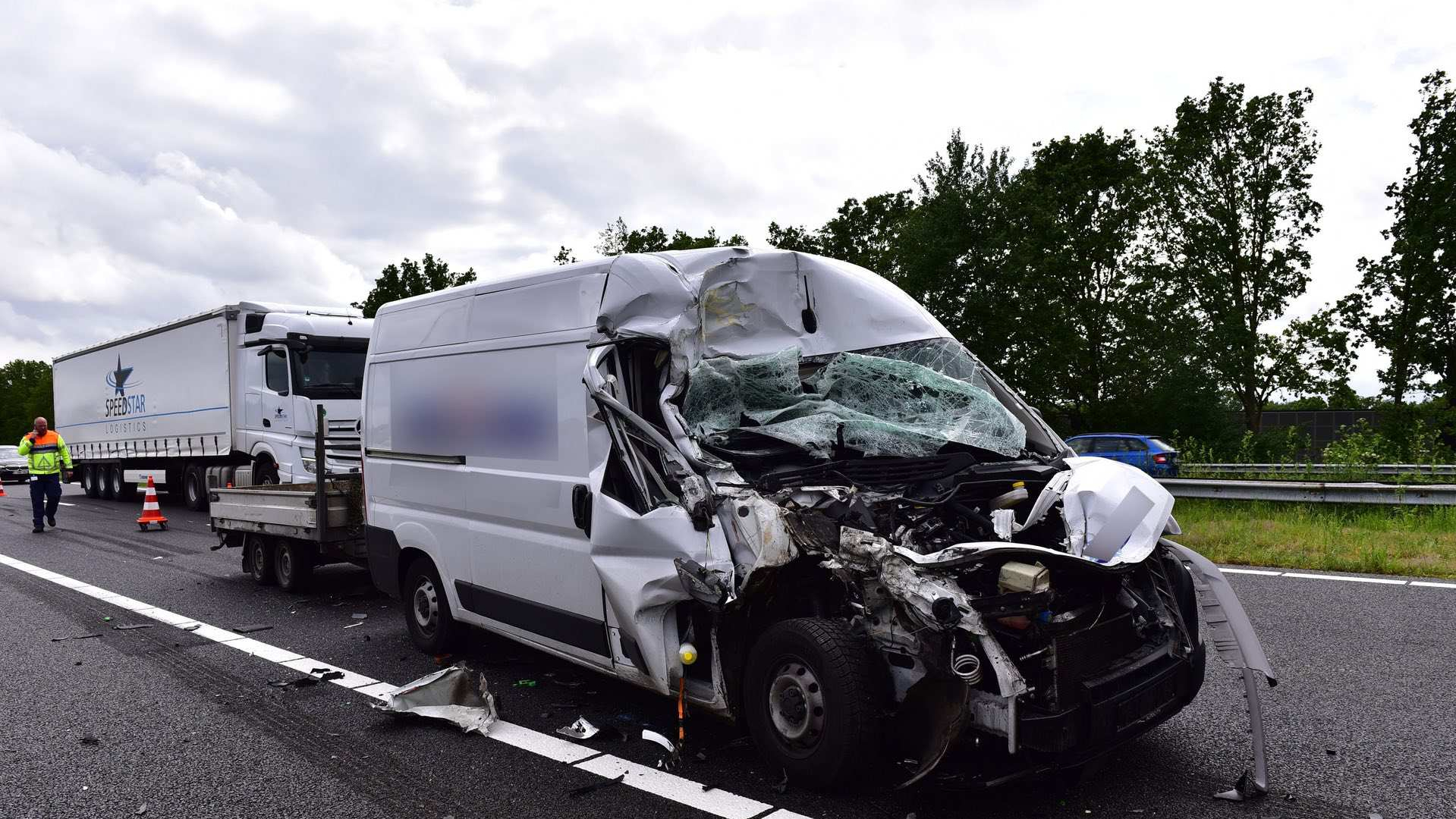 De bestelbus klapte met hoge snelheid achterop de vrachtwagen.