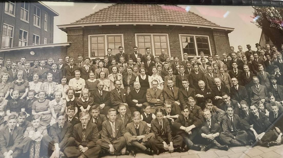 Deel van de panoramafoto uit vermoedelijk 1942, van de christelijke HBS in Groningen, het huidige Wessel Gansfort College