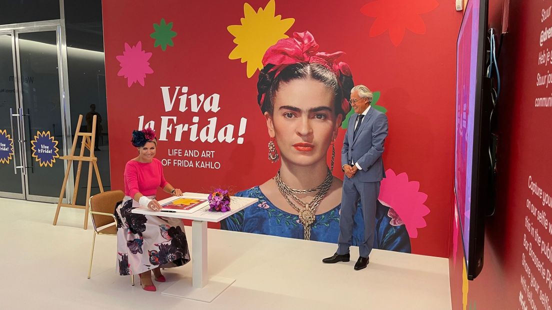 Koningin Máxima ondertekent een oorkonde bij het openen van de tentoonstelling