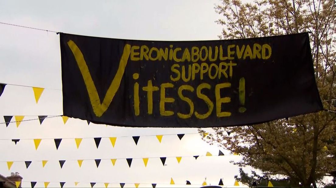 Vitesse-supporters in spanning voor bekerfinale.