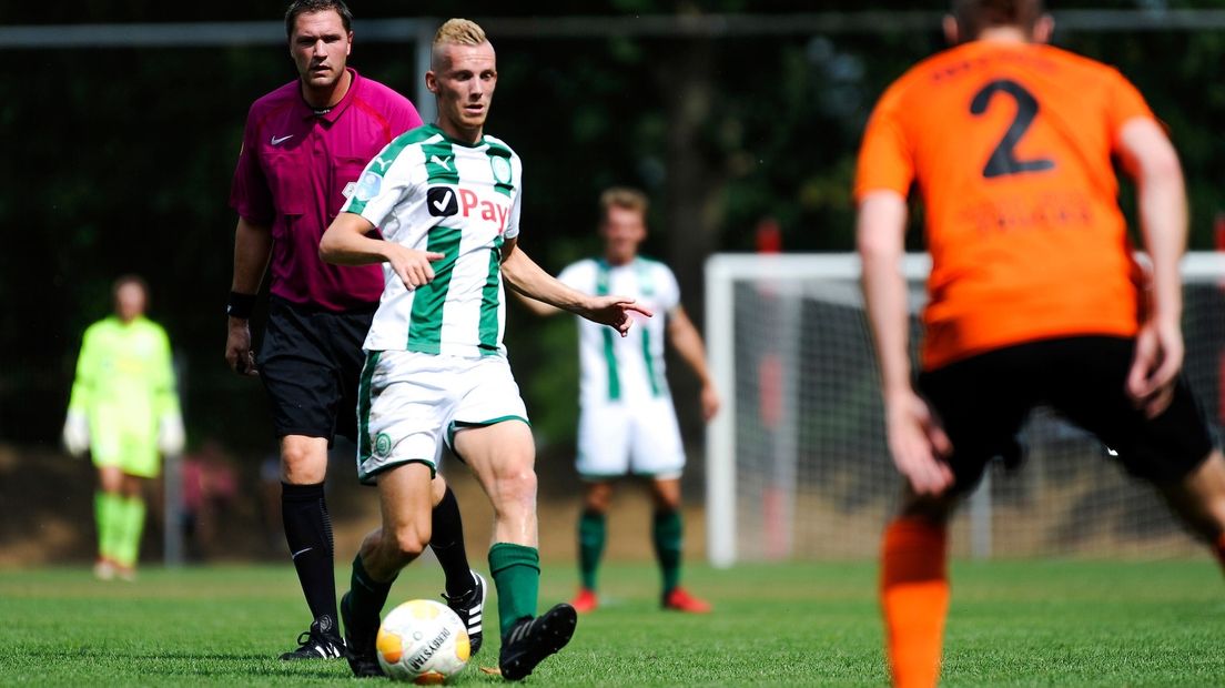 Gerald Postma namens Jong FC Groningen in actie tegen HHC Hardenberg.