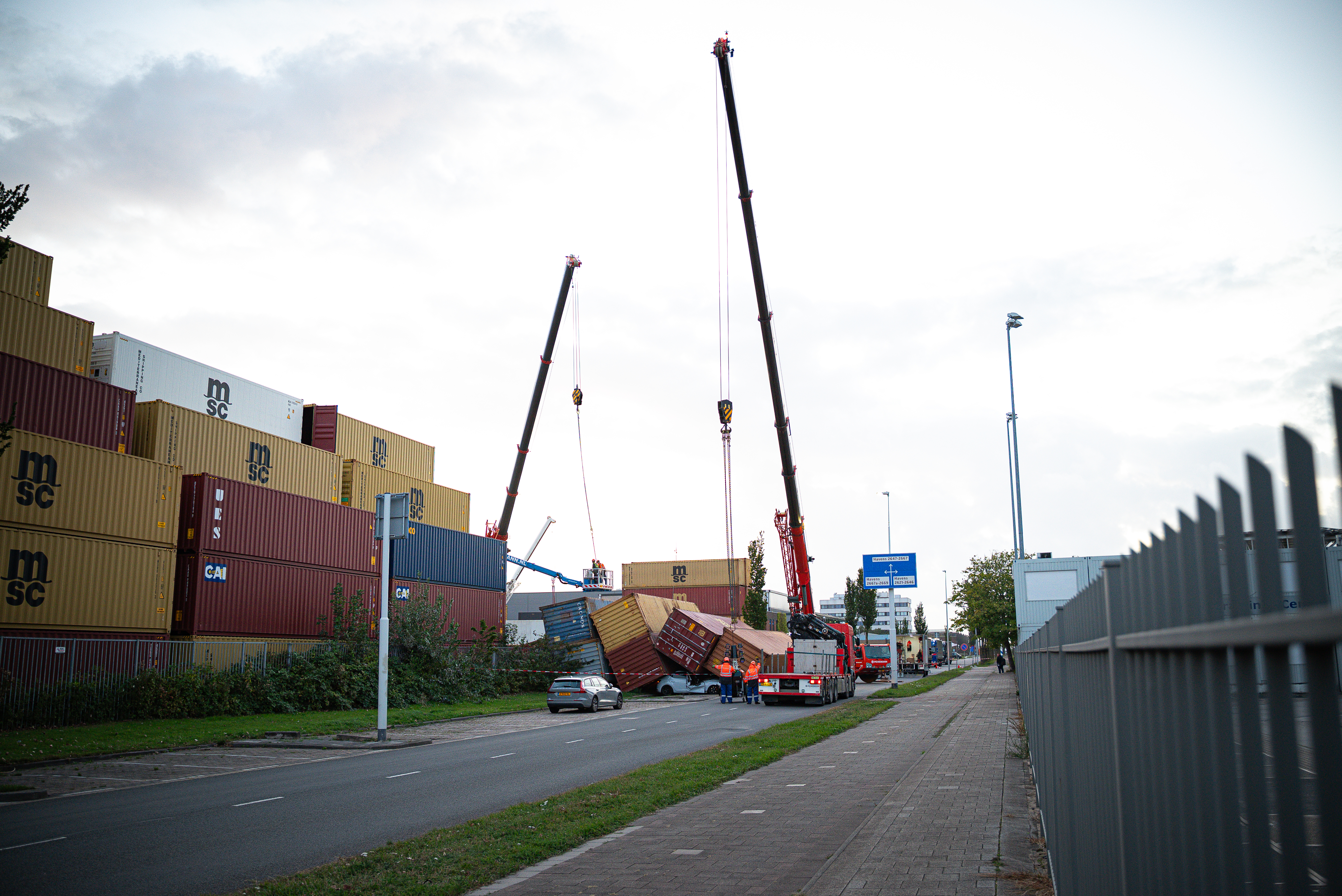 Meerdere kranen bergen de containers.