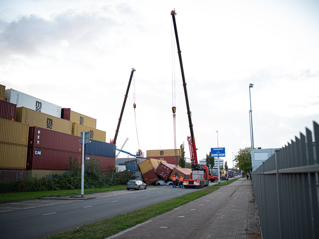 Meerdere kranen bergen de containers.