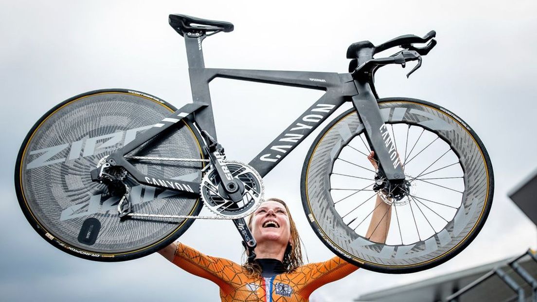 Annemiek van Vleuten viert haar gouden race.