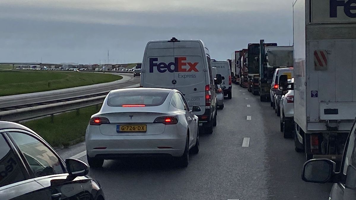 Flinke file Westerscheldetunnel richting Terneuzen door vrachtwagen met pech