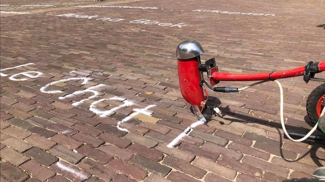 'Skryf' schrijft de namen van boekhandelaren op straatstenen in de Deventer binnenstad