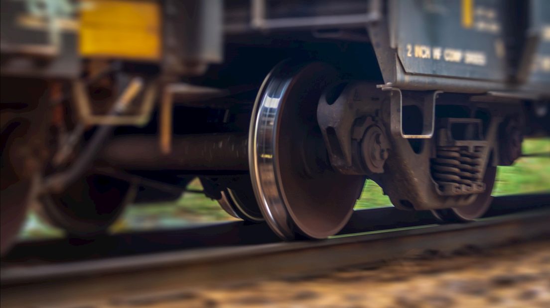 Close-up van treinwielen over rails