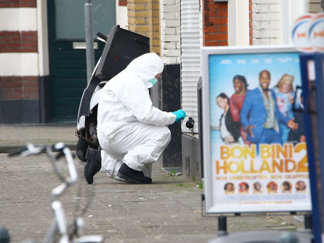 Granaat op rolluik souvenirwinkel (MediaTV)