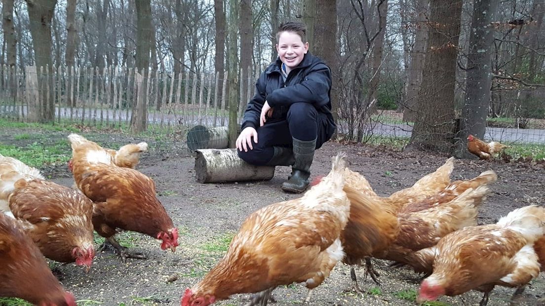 Kippenboertje Kay te midden van zijn troeteldieren