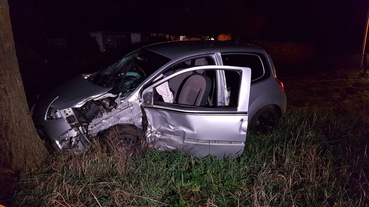Automobiliste gewond na botsing tegen boom Kerkenveld