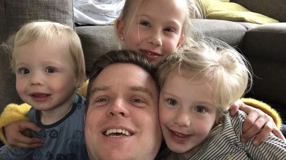 Coach van Lycurgus Arjan Taaij thuis met z' kinderen