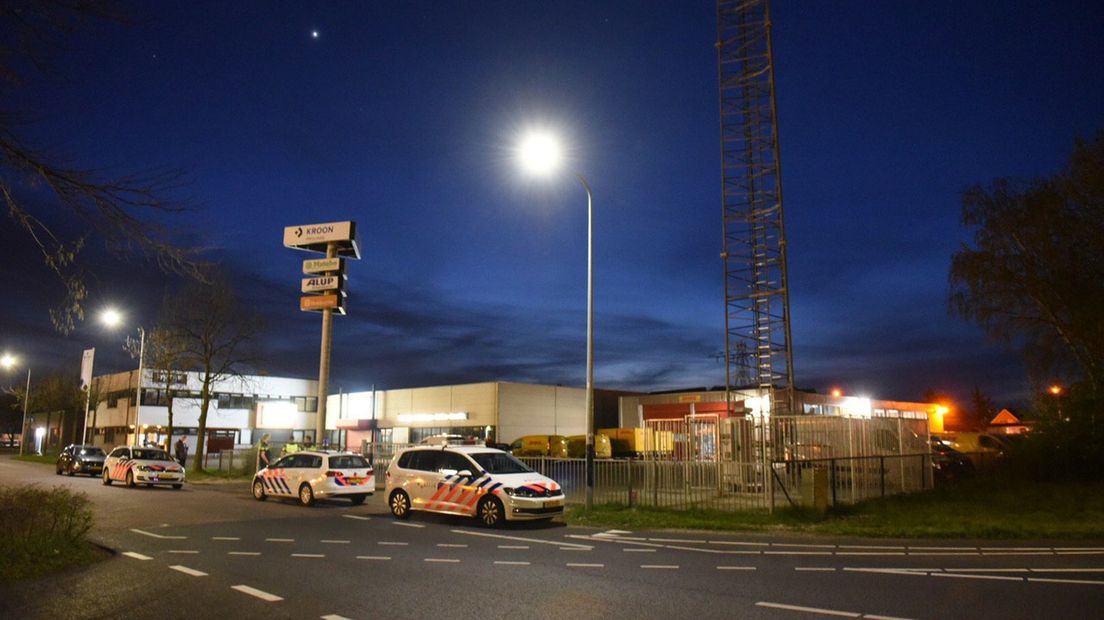 De politie onderzoekt de brandstichting bij de zendmast.