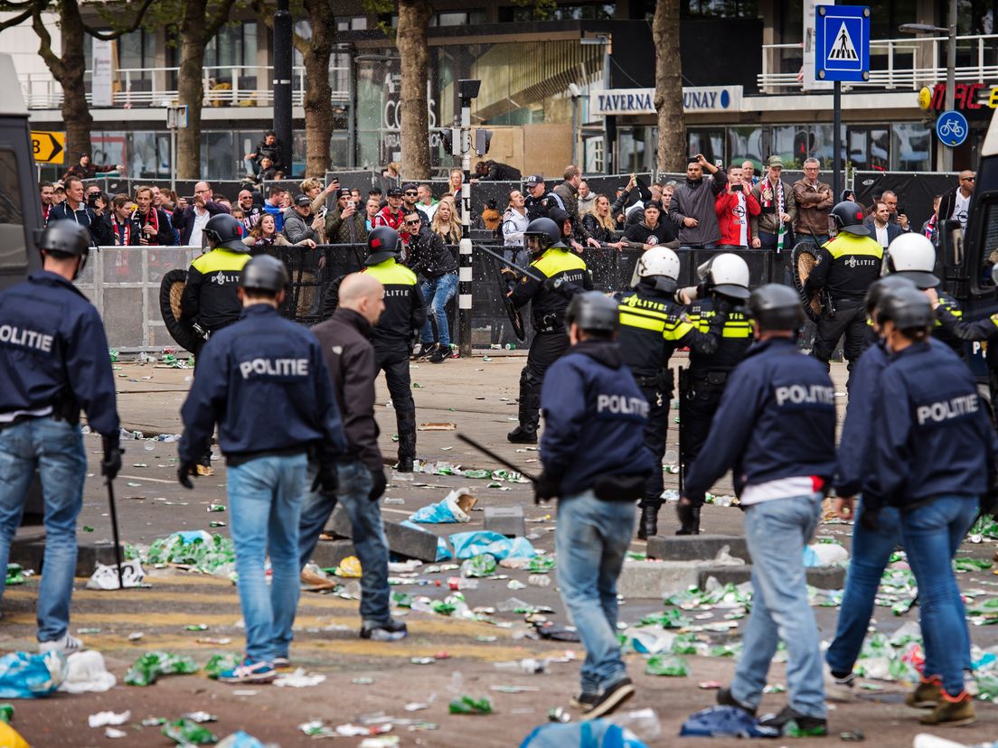 De ME grijpt in na de verloren kampioenswedstrijd in 2017