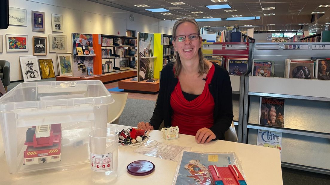 Mariska doet één dag per week vrijwilligerswerk in de bibliotheek in 's-Gravenzande