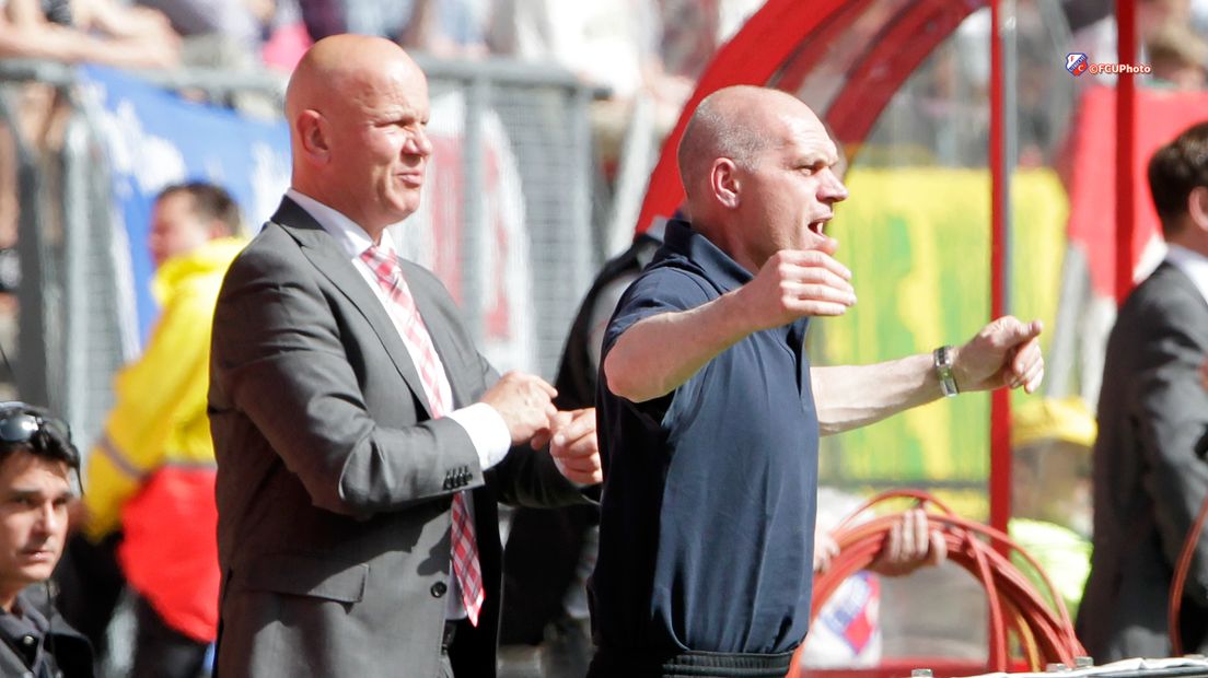 Du Chatinier als trainer van FC Utrecht. rechts Jan Wouters