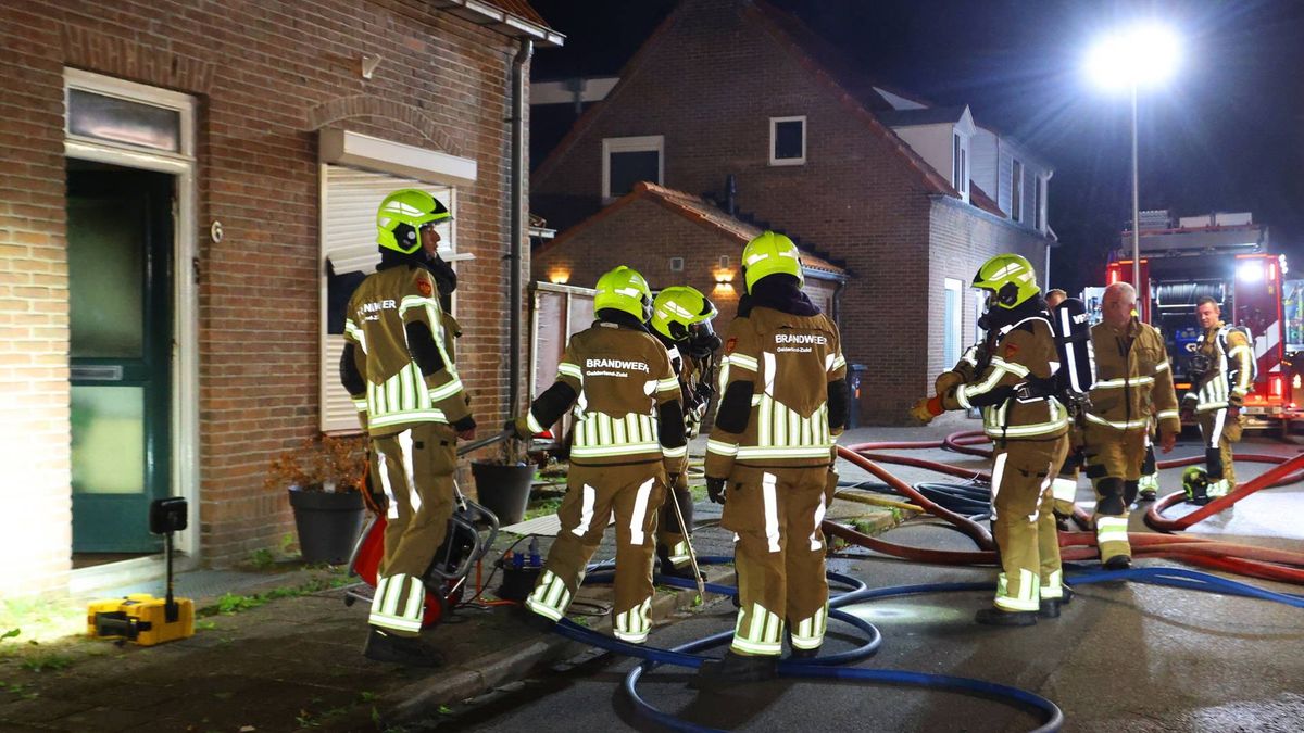 Man raakt gewond bij brand in eigen woning
