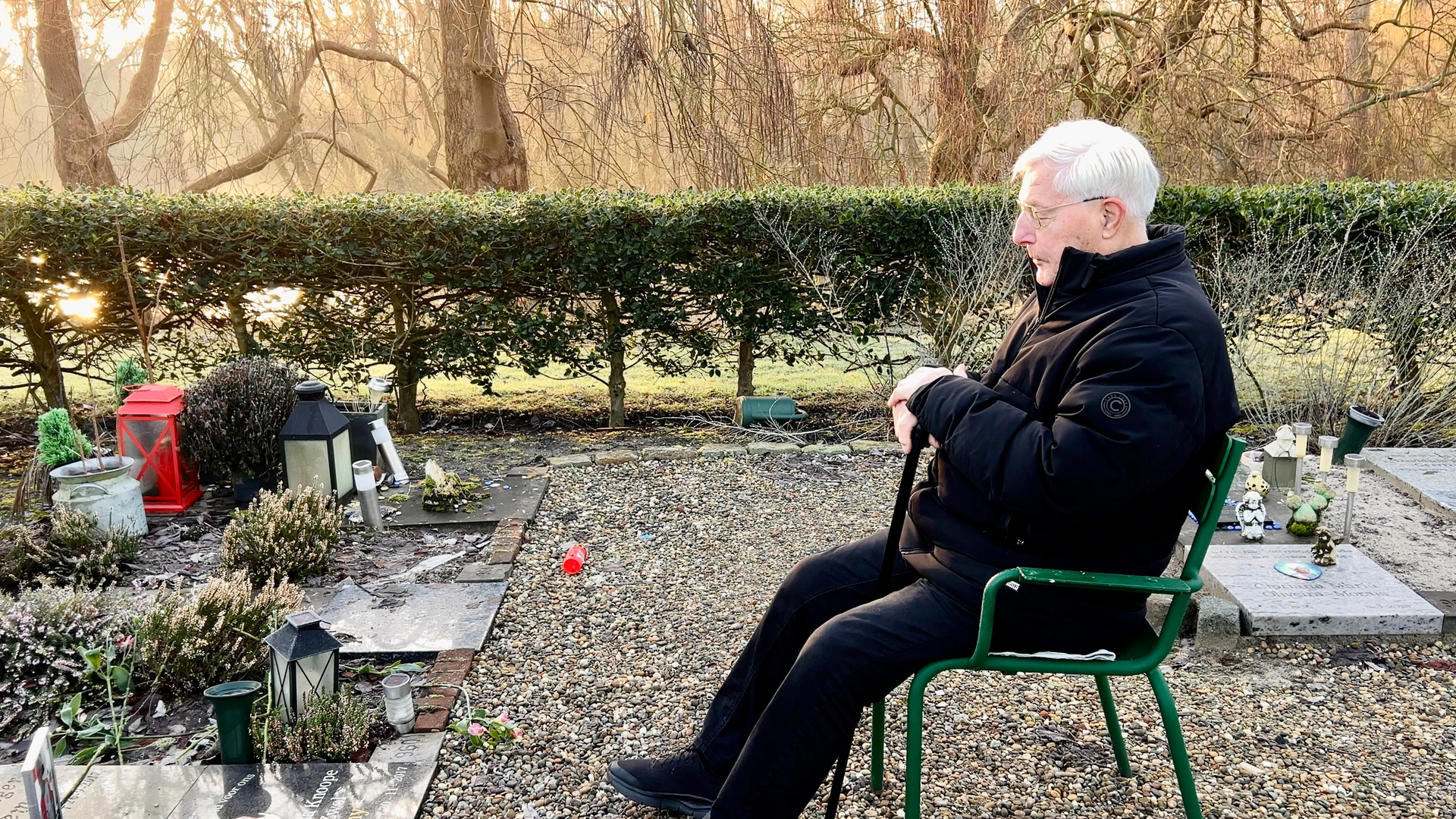 Ben bij het graf van zijn vrouw Diny.