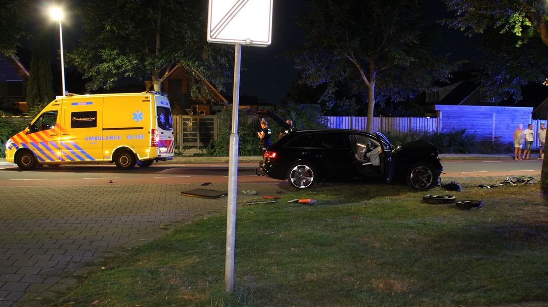 Auto rijdt tegen boom in Wierden