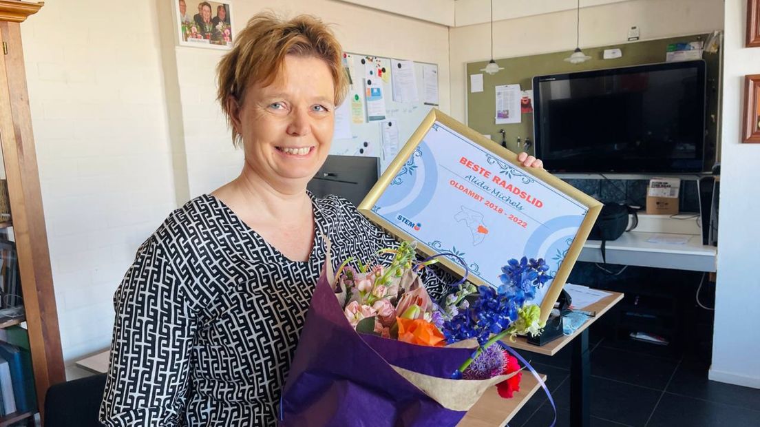 PvdA-raadslid Alida Michels met haar onderscheiding als beste raadslid