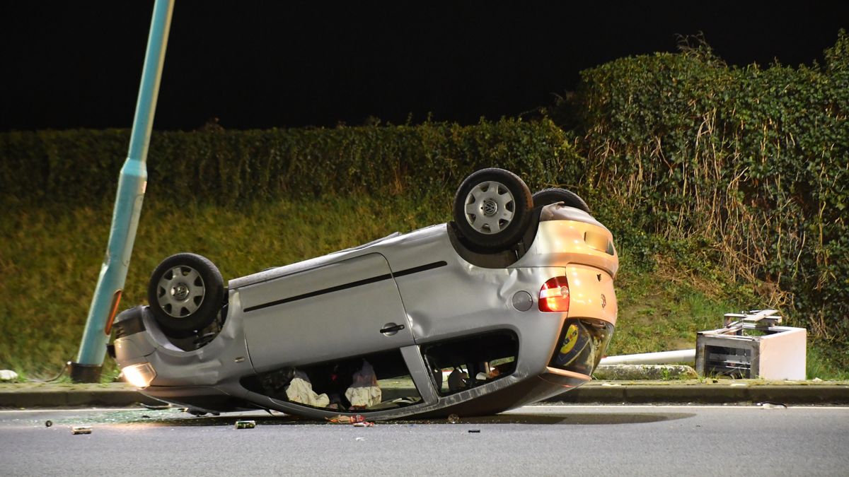 Auto belandt ondersteboven op tolplein bij Borssele