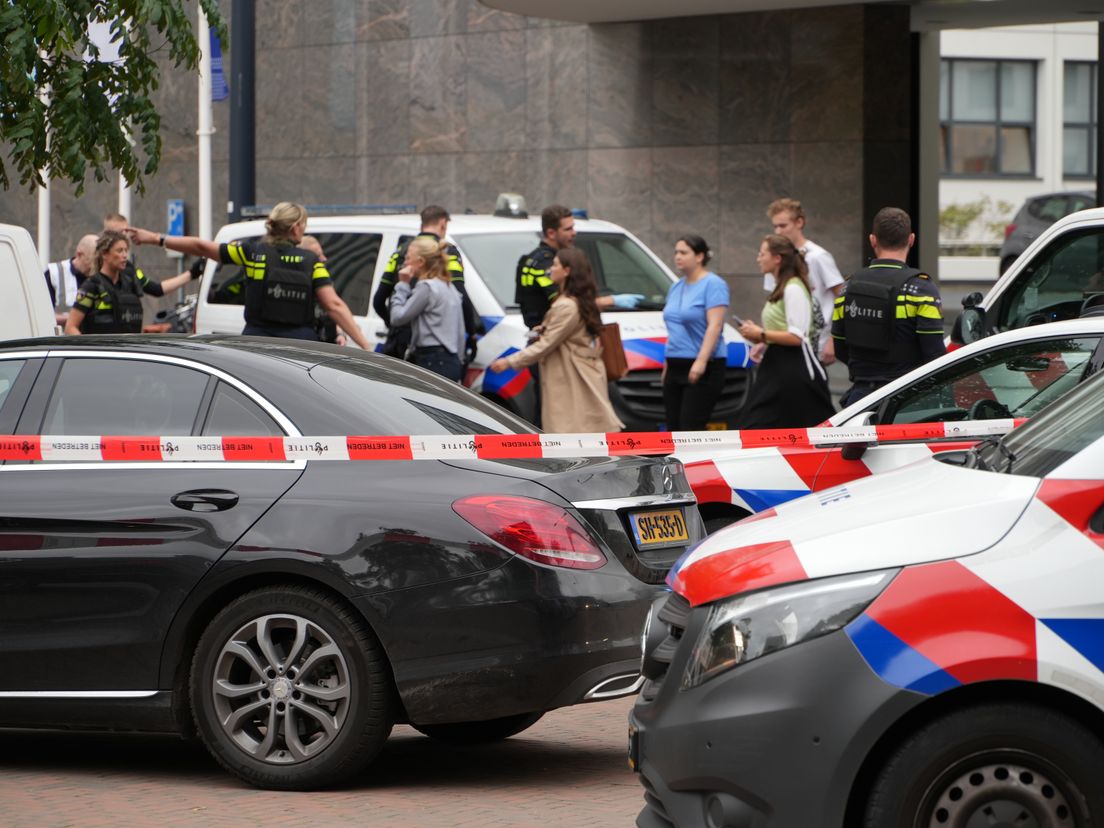 De politie wees mensen de weg voor het pand van EMC.