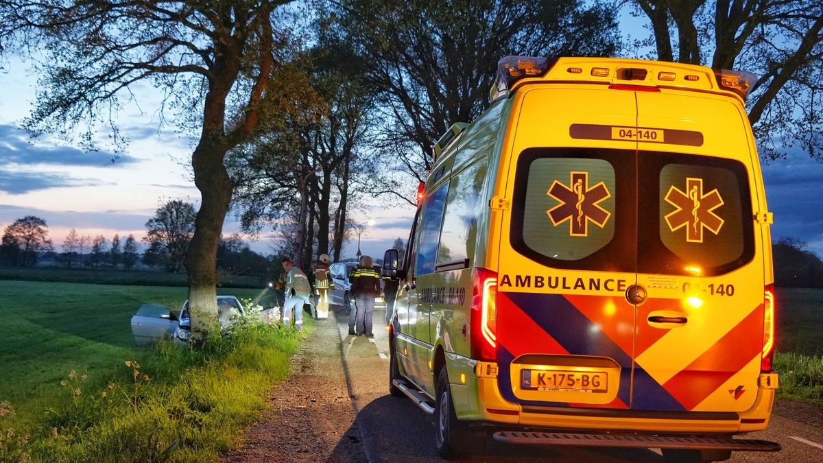 Auto botst tegen boom bij Drogteropslagen