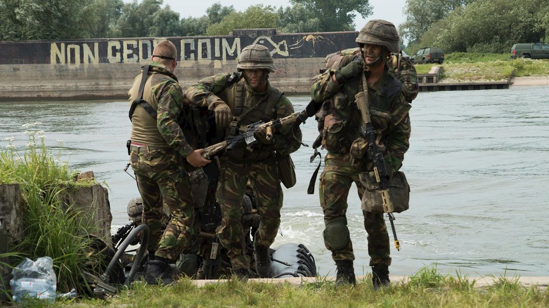 Militairen trainen bij de IJssel