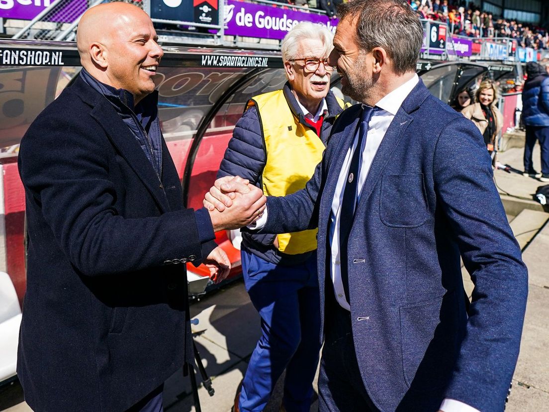 Arne Slot en Maurice Steijn voor aanvang van Sparta - Feyenoord